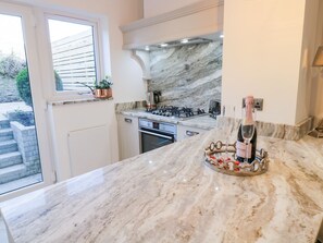 Dishwasher, cookware/dishes/utensils - 8 Crown Lane (Conwy)