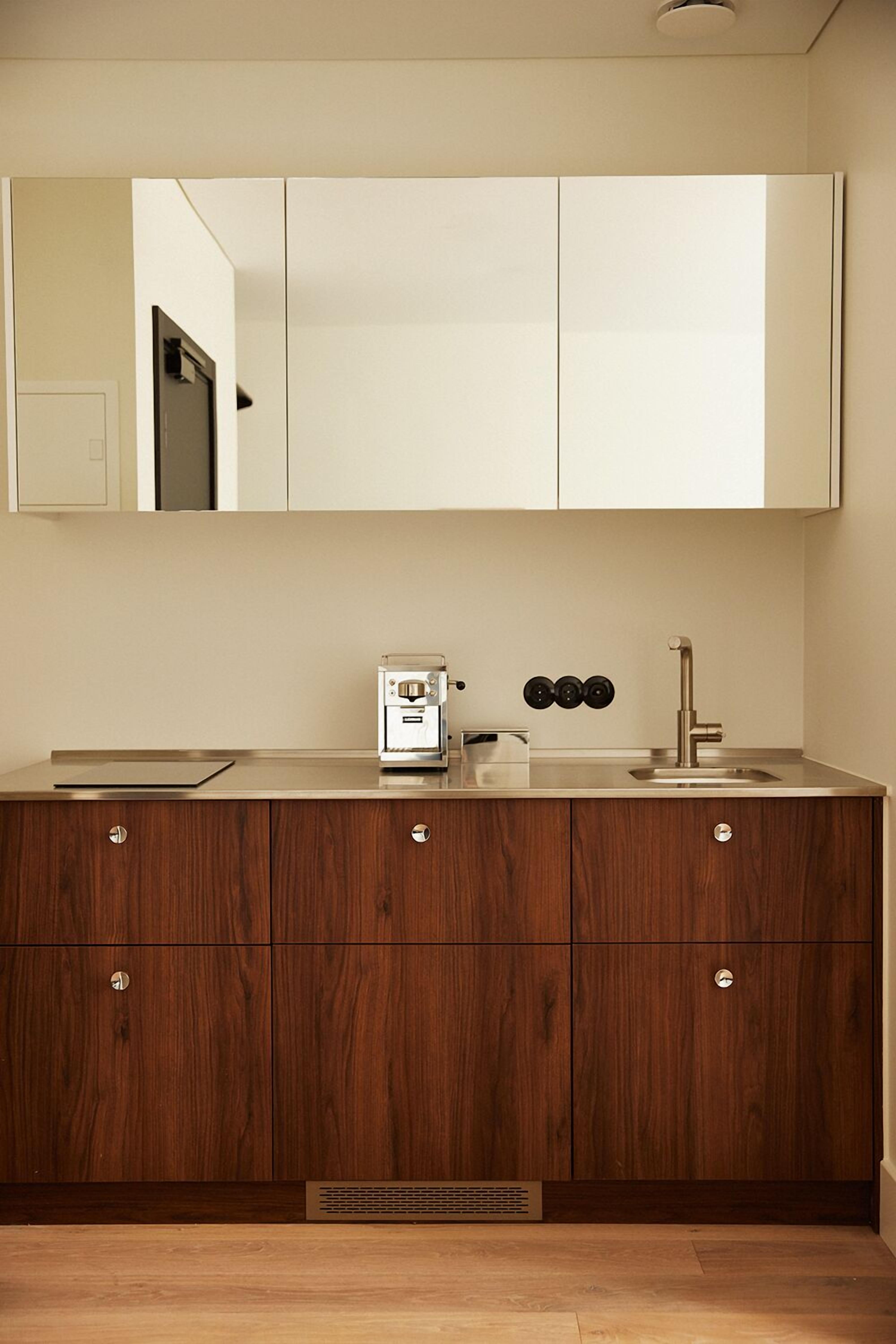 Studio Confort, coin cuisine, vue cour intérieure | Coin cuisine privé | Réfrigérateur, plaque de cuisson, lave-vaisselle, cafetière/bouilloire