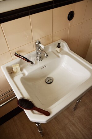 Bathroom - Mjólk Hotel (Reykjavík)