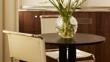 Standard Studio, Kitchenette, City View | Private kitchenette | Fridge, stovetop, dishwasher, coffee/tea maker