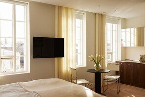 Bàn, nôi (giường cho trẻ sơ sinh) miễn phí 