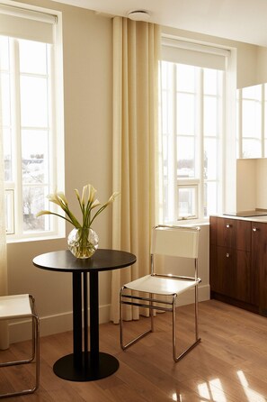 Standard-Studio, Kochnische, Stadtblick | Esszimmer
