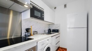 Eine moderne Küche mit integriertem Mikrowellenherd, Backofen und Geschirrspüler.