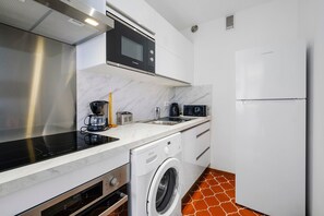 Eine moderne Küche mit integriertem Mikrowellenherd, Backofen und Geschirrspüler.