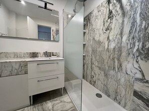 Shower, towels - Antibes Center Seafront Studio with Terrace and Sea View (Antibes)