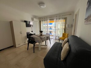 TV - Antibes Center Seafront Studio with Terrace and Sea View (Antibes)