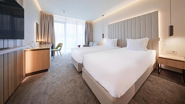 Habitación Premium, balcón, vista a la montaña | Ropa de cama hipoalergénica y caja de seguridad en la habitación 