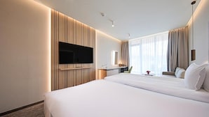 A hotel room with a large bed, a flat-screen TV, a desk, and a chair. - Hotel Complex SamElyon (Samokov)