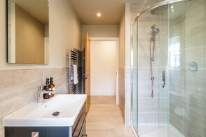 Bathroom - Luxury Cotswolds Estate with Pool (Wootton)