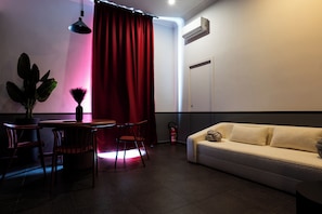 Appartamento Standard, balcone, vista parco | Area soggiorno