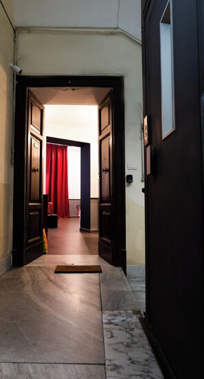 Interior entrance - LH51 Urban Suite (Naples)