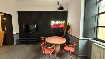 Standard Apartment, Balcony, Park View | Tempat makan