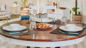 อพาร ์ทเมนท์, 2 ห้องนอน, ระเบียง | ร้านอาหาร