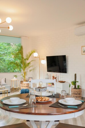 Apartment, 2 Bedrooms, Balcony | Dining