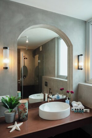 Apartment, 2 Bedrooms, Balcony | Bathroom