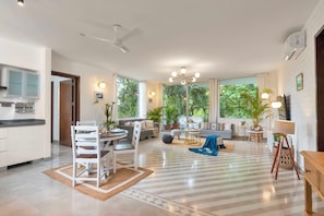 Apartment, 2 Schlafzimmer, Balkon | Wohnbereich | Flachbildfernseher