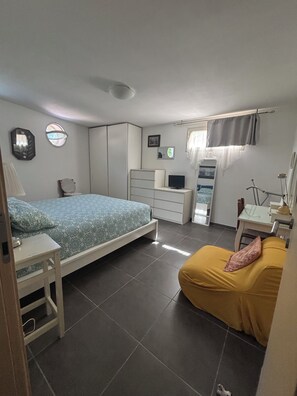 A bedroom with a bed, a desk, a chair, a wardrobe, and a window. - The Ship Leaf, in nature by the sea (Livorno)