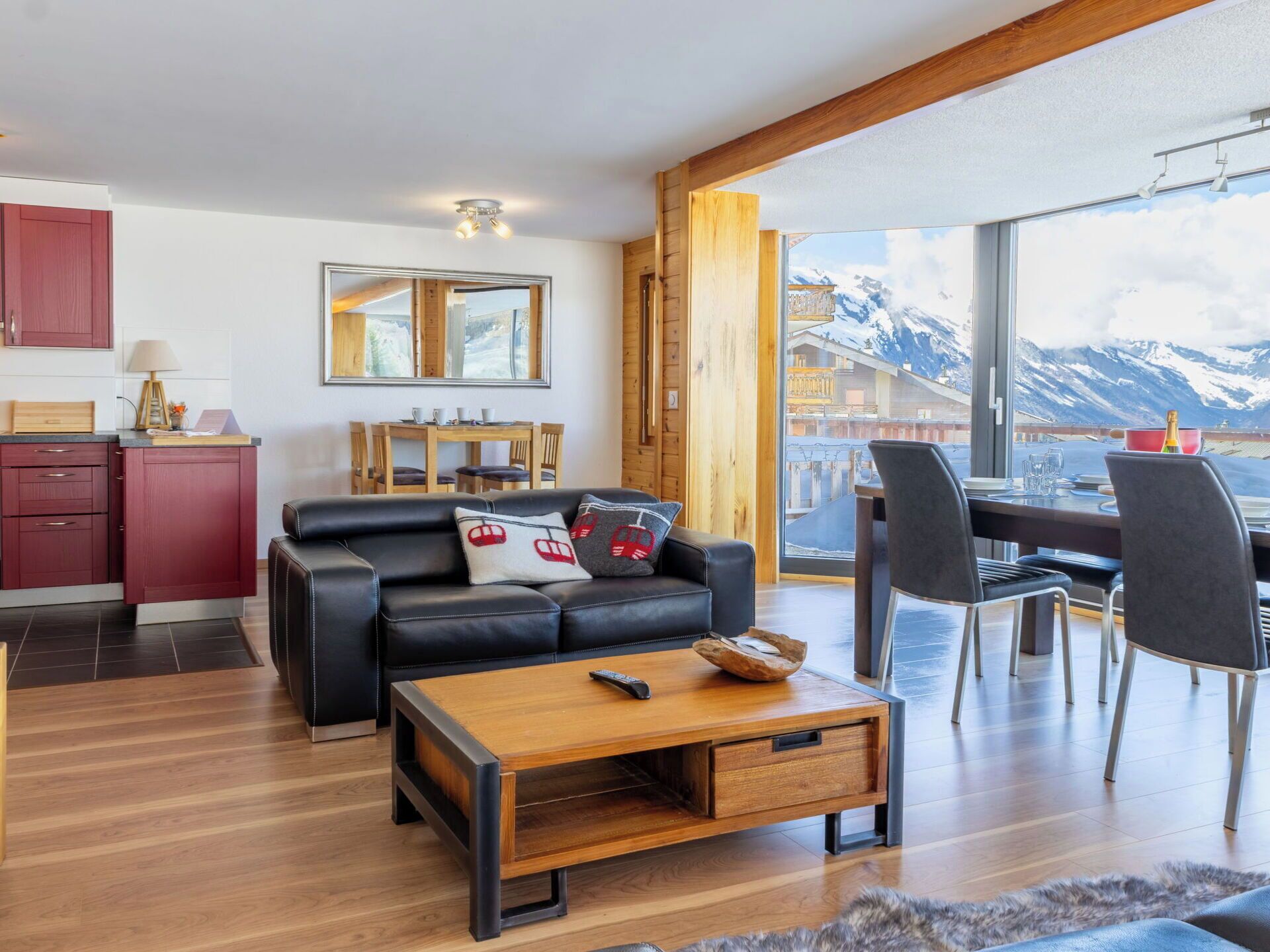Möbel, Interior Design, Tabelle, Zimmer, Stuhl, Wohnung, Decke, Couch, Wohnzimmer, Küche & Esszimmer Tisch