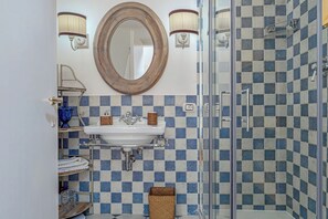 Regadera, secadora de cabello, bidet 