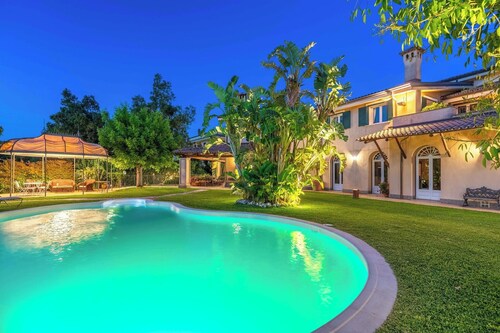 Stunning private villa with private pool, WIFI, hot tub, A/C, TV and patio, close to Gioia Tauro
