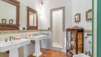 Doccia, vasca idromassaggio, asciugacapelli, bidet