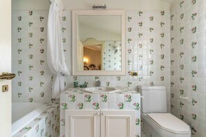 Douche, baignoire Ă jets, sĂšche-cheveux, bidet