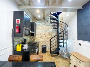 Fridge, microwave, oven, coffee/tea maker - UrbanFlat 32 - Duplex Apartment in the Center of Paris (París)