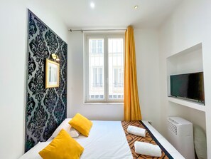 2 bedrooms, iron/ironing board, free WiFi, bed sheets - UrbanFlat 32 - Duplex Apartment in the Center of Paris (París)