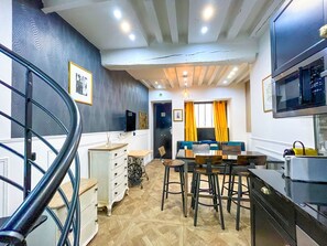 Dining - UrbanFlat 32 - Duplex Apartment in the Center of Paris (París)