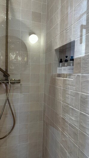 Shower, towels, toilet paper - Upscale Provencal villa with panoramic views, pool and outdoor bar (Lorgues)