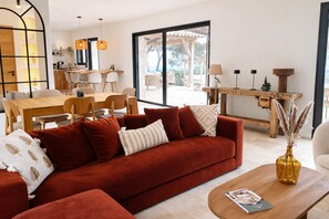 TV, fireplace - Upscale Provencal villa with panoramic views, pool and outdoor bar (Lorgues)