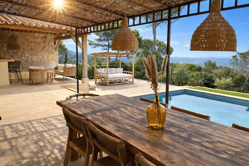 Upscale Provencal villa with panoramic views, pool and outdoor bar