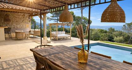 Upscale Provencal villa with panoramic views, pool and outdoor bar