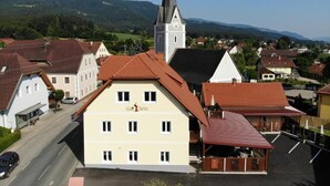 A town with a church, a building labeled 'Gütersbacher Seiner,' and a parking area. - Hotel Gut Sein  (Sankt Georgen im Lavanttal)