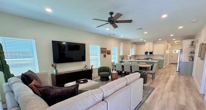 âȘ Armadillo Rodeo âȘ 1 mile to Baylor, 1/2 mile to Magnolia Silos!