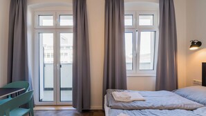 A room with a bed, a desk, and a chair. - Nena Apartments Hermannplatz by LESA  (Berlin)