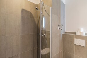 Apartamento, no fumadores, balcón | Baño | Ducha, secador de pelo, toallas y jabón