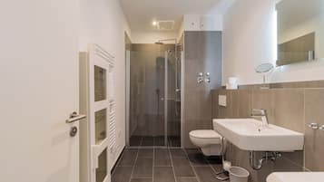 Appartement, niet-roken, balkon | Badkamer | Een douche, een haardroger, handdoeken, zeep