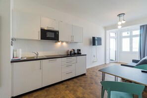 Apartment, Non Smoking | Private kitchen | Mini-fridge, microwave, stovetop, dishwasher - Nena Apartments Hermannplatz by LESA  (Berlin)