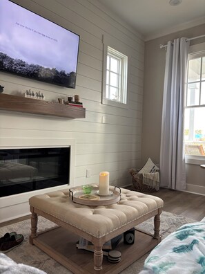 Living area - Swan Song. Charming 3-bedroom house in beautiful Swansboro with AC (Swansboro)