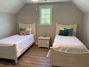 Room - Swan Song. Charming 3-bedroom house in beautiful Swansboro with AC (Swansboro)