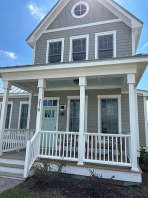 Exterior - Swan Song. Charming 3-bedroom house in beautiful Swansboro with AC (Swansboro)