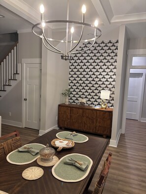 Dining - Swan Song. Charming 3-bedroom house in beautiful Swansboro with AC (Swansboro)