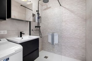 Dusche, Haartrockner, Handtücher