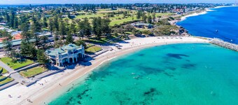 Ocean Breeze – Walk to Cottesloe Beach, light-filled coastal apartment