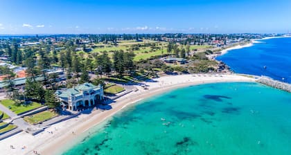 Ocean Breeze – Walk to Cottesloe Beach, light-filled coastal apartment