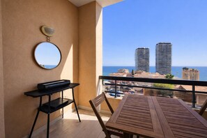 Outdoor dining - T2 balcony with barbecue, Tennis MC (Beausoleil)