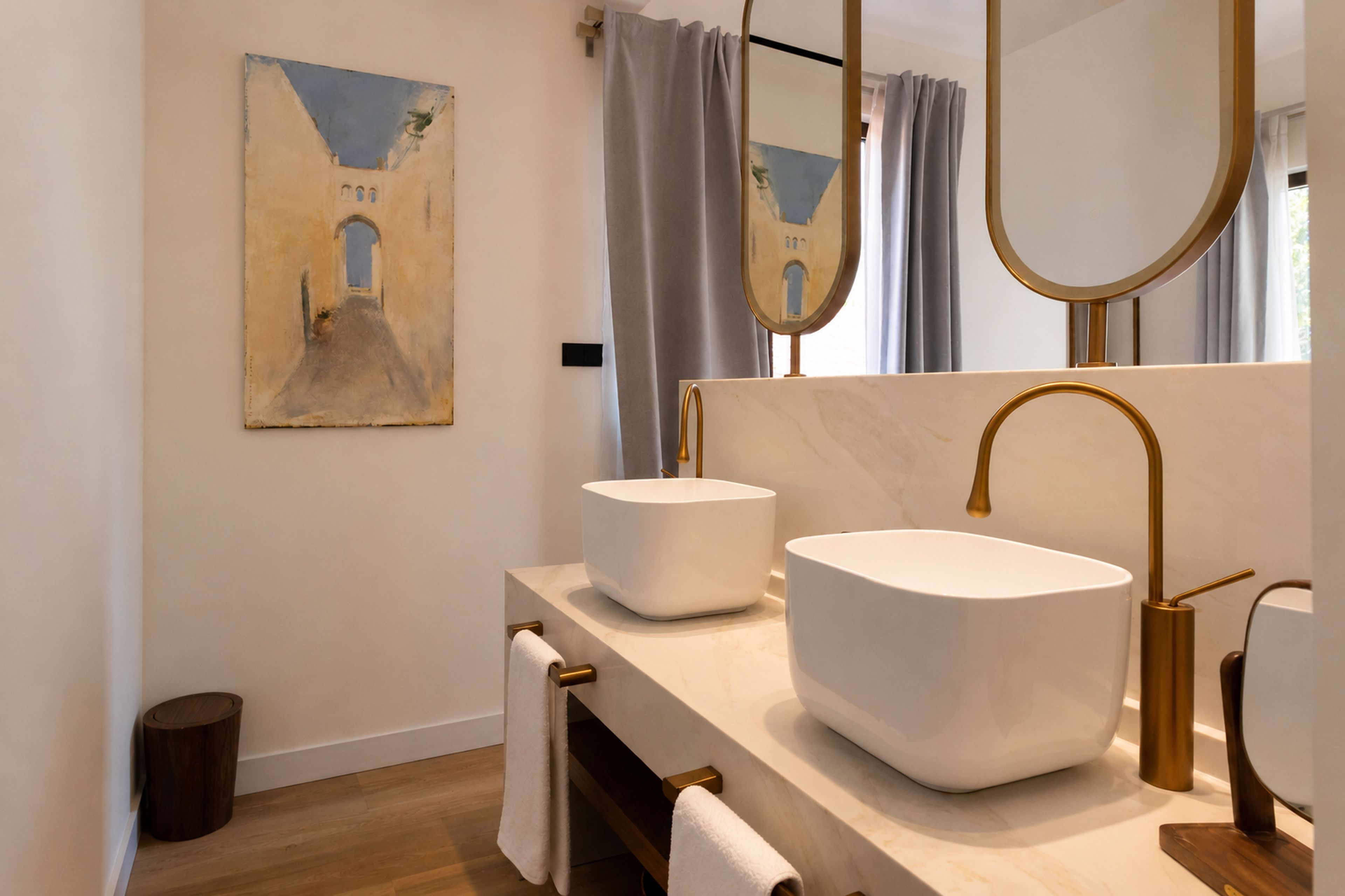 Un baño moderno con un espejo grande, dos lavamanos y piso de madera.