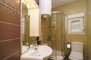 Regadera, toallas, jabón, papel de baño 