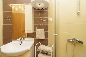 Shower, towels, soap, toilet paper - Family-friendly vacation apartment with fantastic sea views (Dramalj)